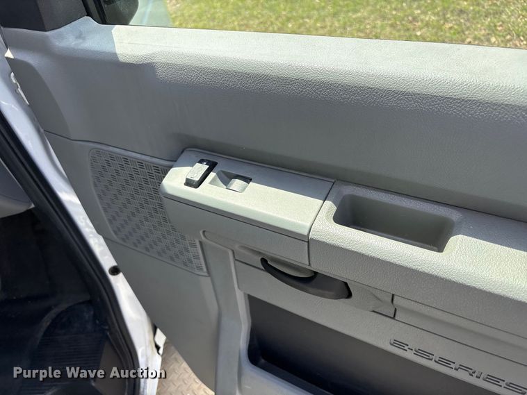 image for item NK9099 2016 Ford E450 shuttle bus