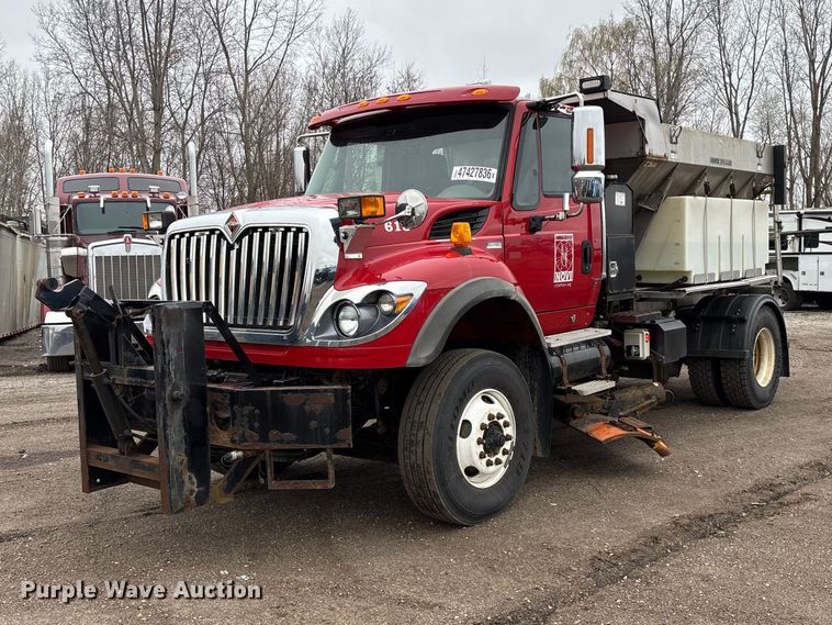 image for item YA2960 2013 International WorkStar 7400 spreader truck