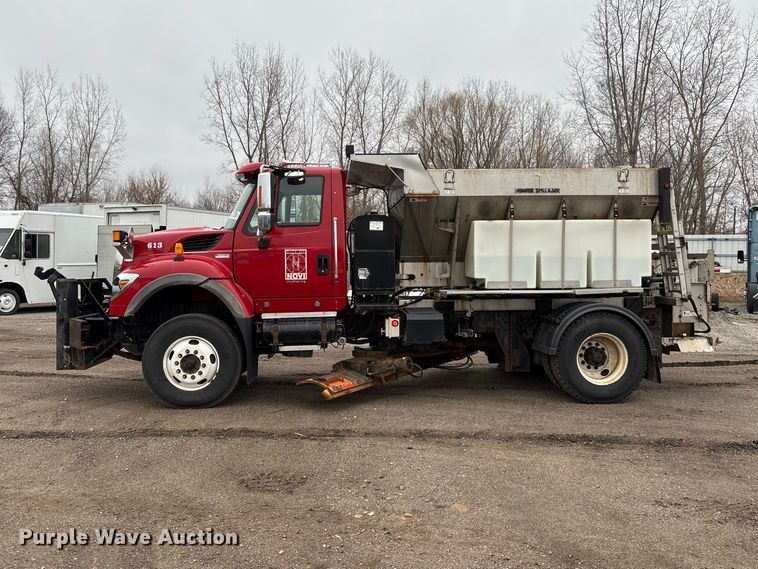 image for item YA2960 2013 International WorkStar 7400 spreader truck