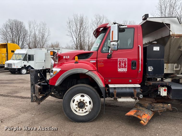 image for item YA2960 2013 International WorkStar 7400 spreader truck