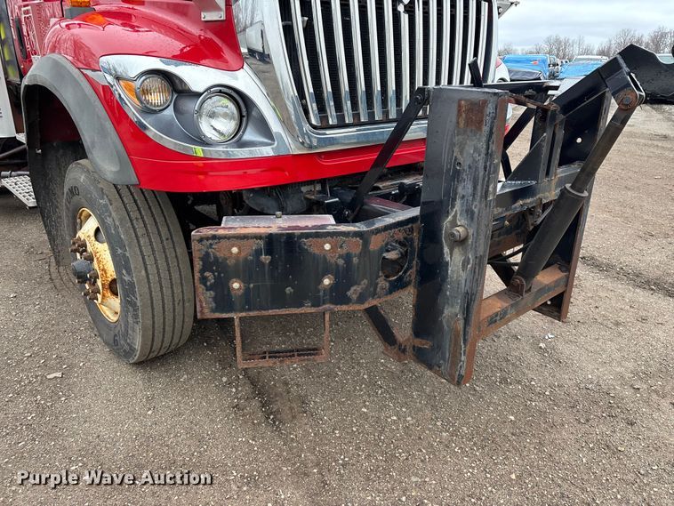 image for item YA2960 2013 International WorkStar 7400 spreader truck