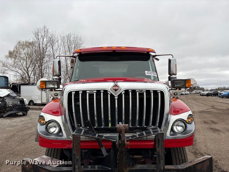 image for item YA2960 2013 International WorkStar 7400 spreader truck