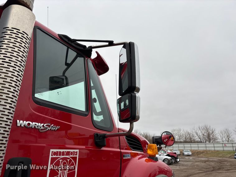 image for item YA2960 2013 International WorkStar 7400 spreader truck