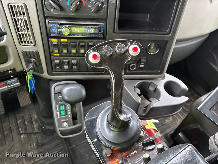 image for item YA2960 2013 International WorkStar 7400 spreader truck