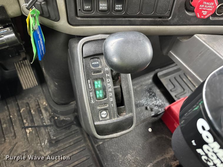 image for item YA2960 2013 International WorkStar 7400 spreader truck