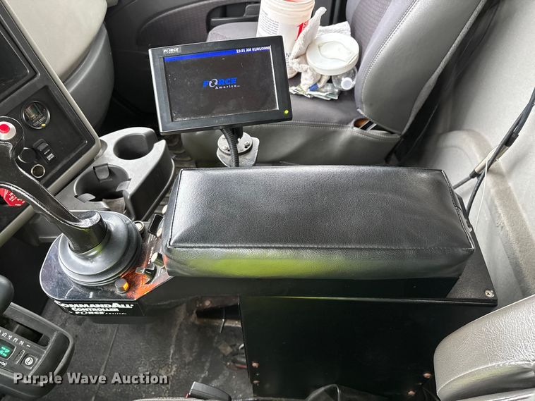 image for item YA2960 2013 International WorkStar 7400 spreader truck