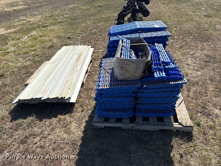 image for item DH1963 Hog slat sow flooring