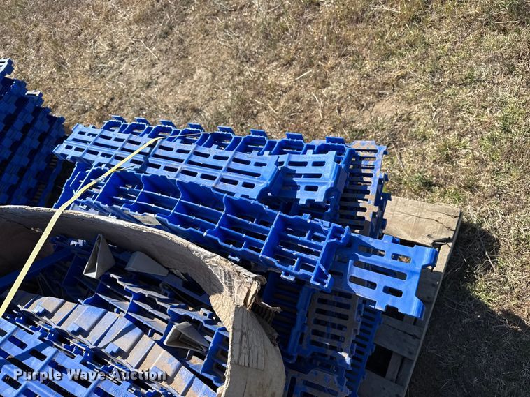 image for item DH1963 Hog slat sow flooring