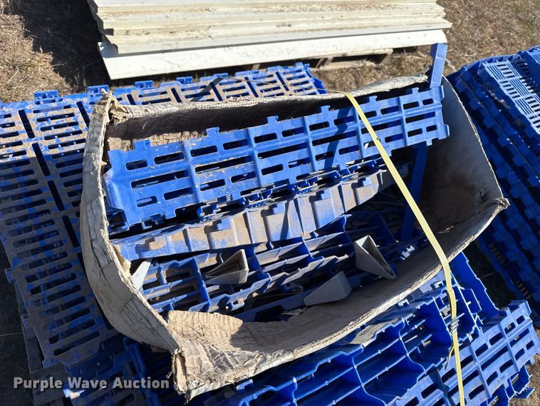 image for item DH1963 Hog slat sow flooring
