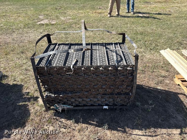 image for item DH1963 Hog slat sow flooring