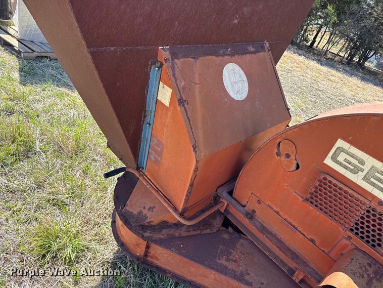 image for item DH1969 Gehl FB99 straw blower