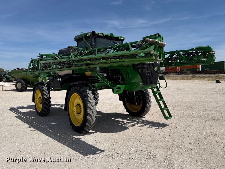 image for item DZ5363 2022 John Deere 412R sprayer