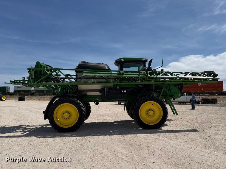 image for item DZ5363 2022 John Deere 412R sprayer