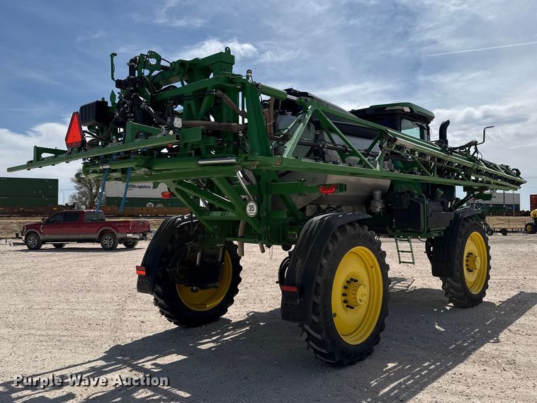 image for item DZ5363 2022 John Deere 412R sprayer