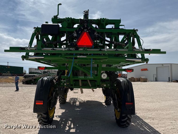 image for item DZ5363 2022 John Deere 412R sprayer