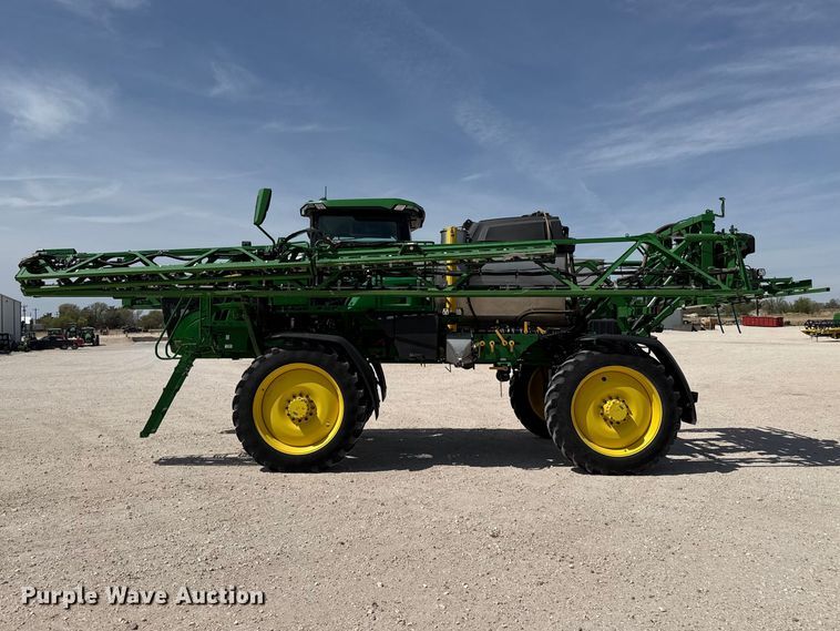 image for item DZ5363 2022 John Deere 412R sprayer