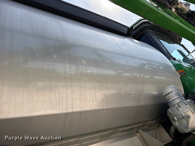 image for item DZ5363 2022 John Deere 412R sprayer