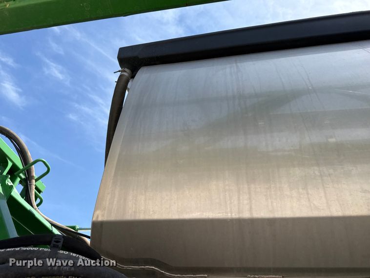 image for item DZ5363 2022 John Deere 412R sprayer