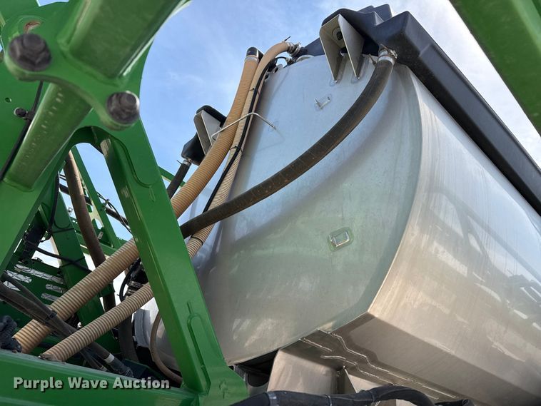 image for item DZ5363 2022 John Deere 412R sprayer