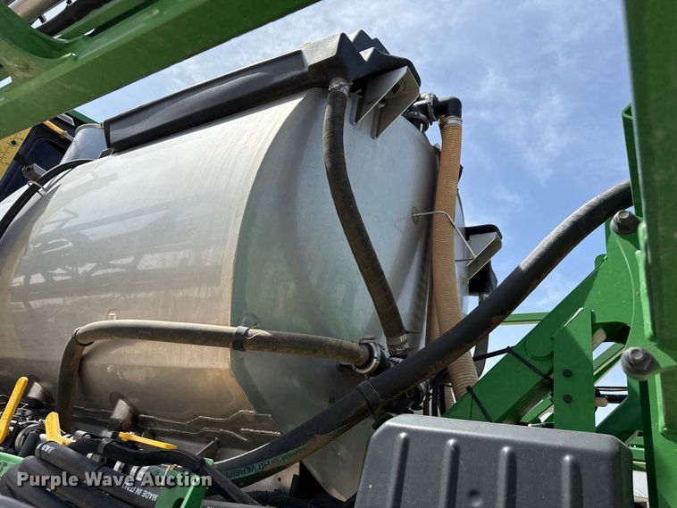 image for item DZ5363 2022 John Deere 412R sprayer