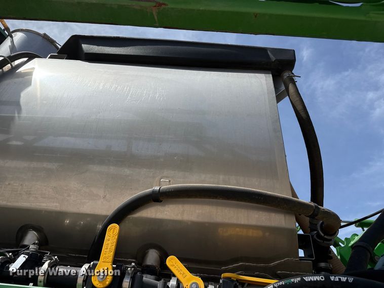 image for item DZ5363 2022 John Deere 412R sprayer