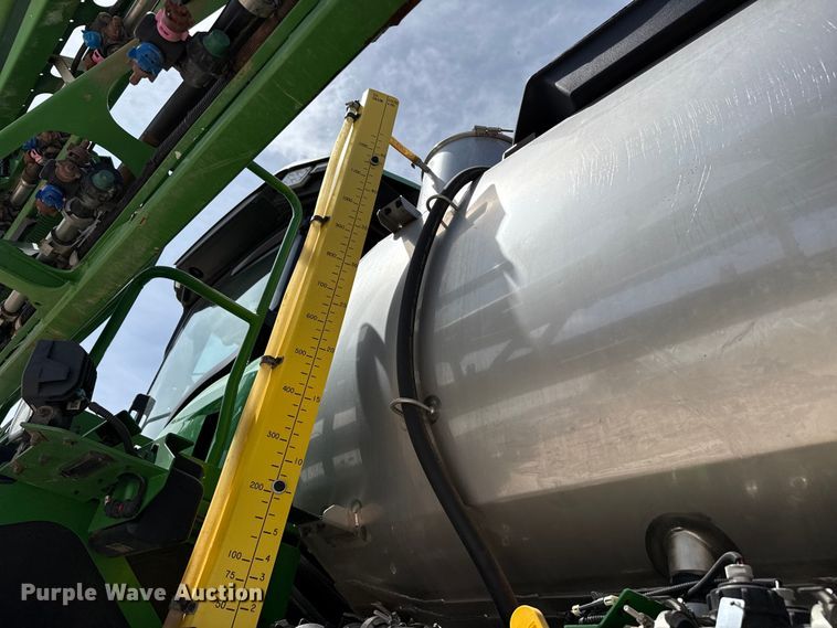 image for item DZ5363 2022 John Deere 412R sprayer