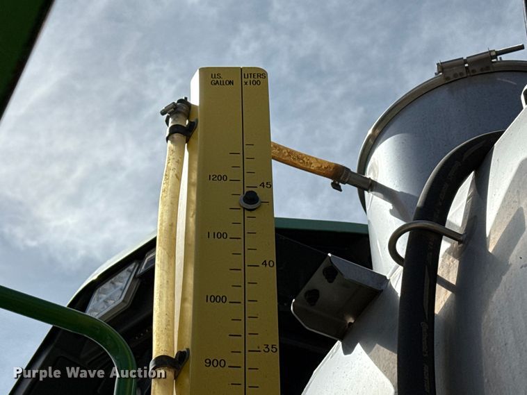 image for item DZ5363 2022 John Deere 412R sprayer