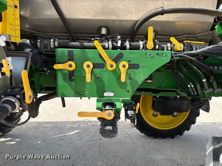 image for item DZ5363 2022 John Deere 412R sprayer