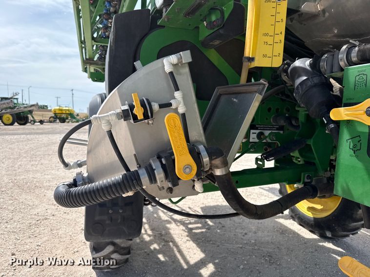 image for item DZ5363 2022 John Deere 412R sprayer