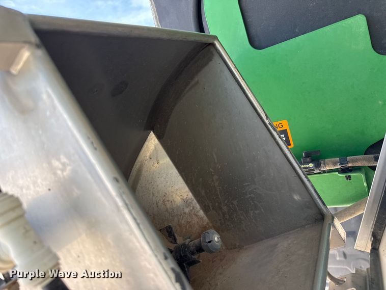 image for item DZ5363 2022 John Deere 412R sprayer