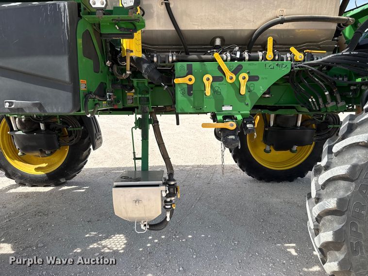 image for item DZ5363 2022 John Deere 412R sprayer