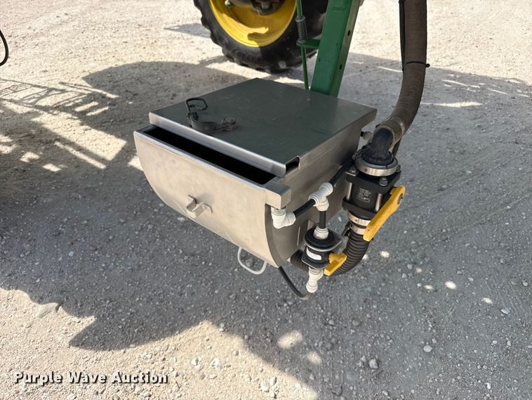 image for item DZ5363 2022 John Deere 412R sprayer