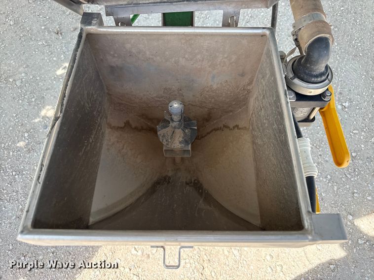 image for item DZ5363 2022 John Deere 412R sprayer