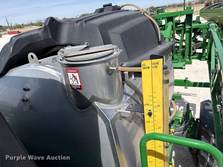 image for item DZ5363 2022 John Deere 412R sprayer