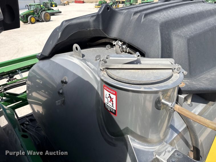 image for item DZ5363 2022 John Deere 412R sprayer