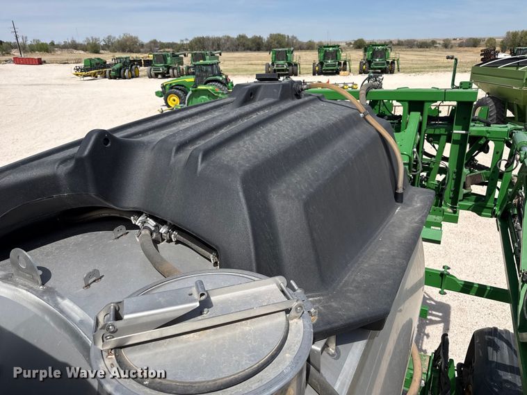 image for item DZ5363 2022 John Deere 412R sprayer