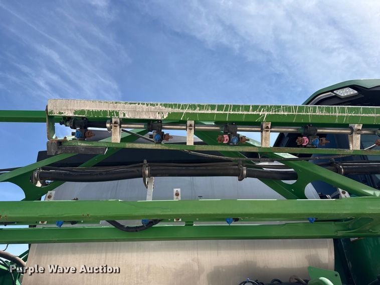 image for item DZ5363 2022 John Deere 412R sprayer