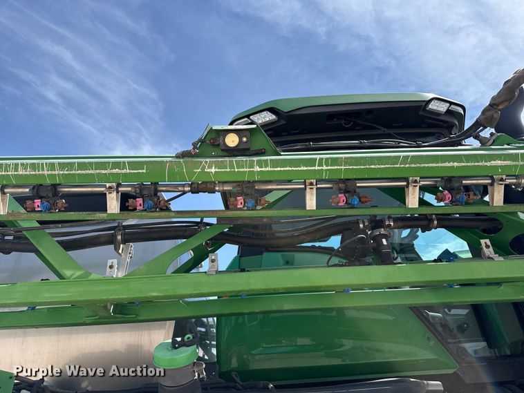 image for item DZ5363 2022 John Deere 412R sprayer