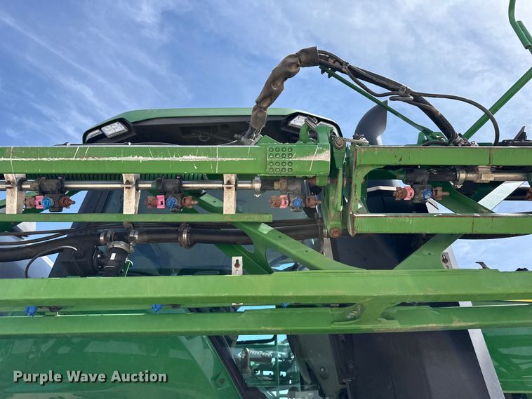 image for item DZ5363 2022 John Deere 412R sprayer