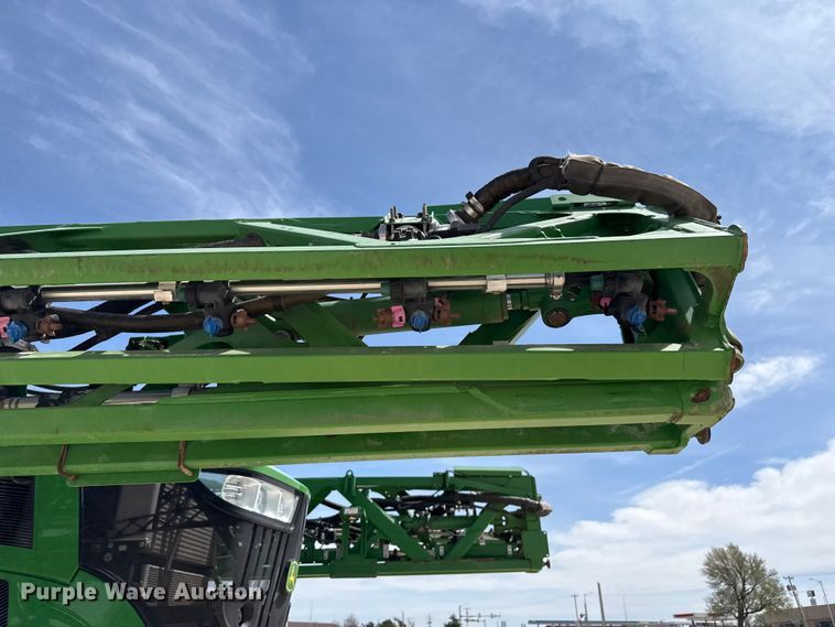 image for item DZ5363 2022 John Deere 412R sprayer