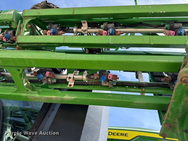 image for item DZ5363 2022 John Deere 412R sprayer