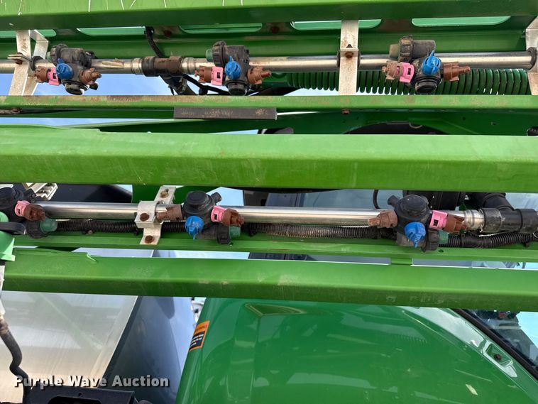image for item DZ5363 2022 John Deere 412R sprayer
