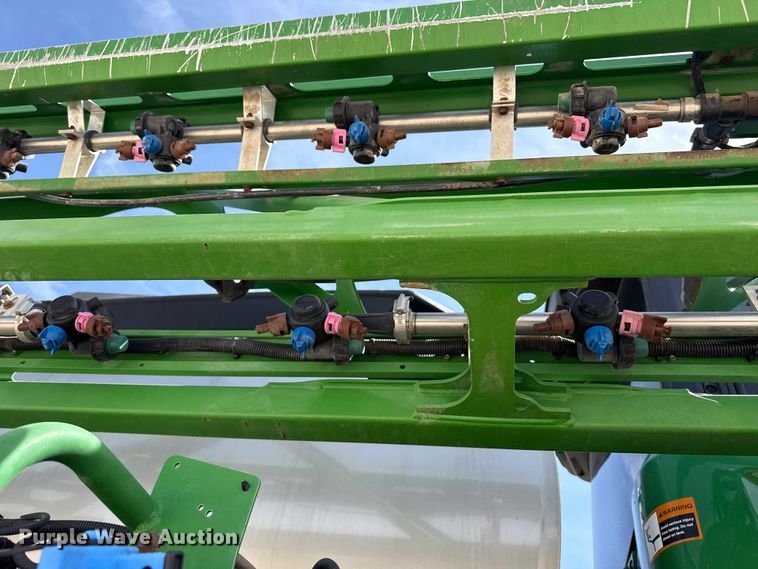 image for item DZ5363 2022 John Deere 412R sprayer