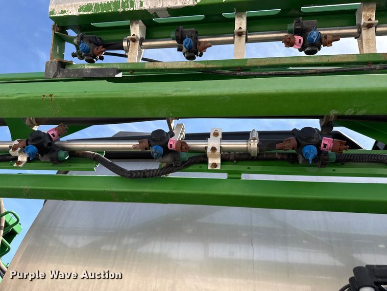 image for item DZ5363 2022 John Deere 412R sprayer