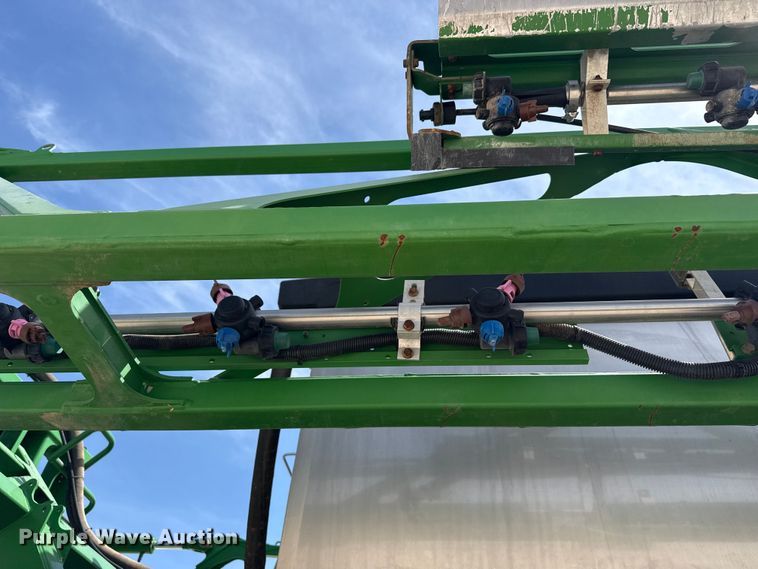 image for item DZ5363 2022 John Deere 412R sprayer