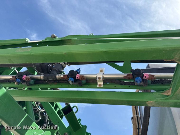 image for item DZ5363 2022 John Deere 412R sprayer