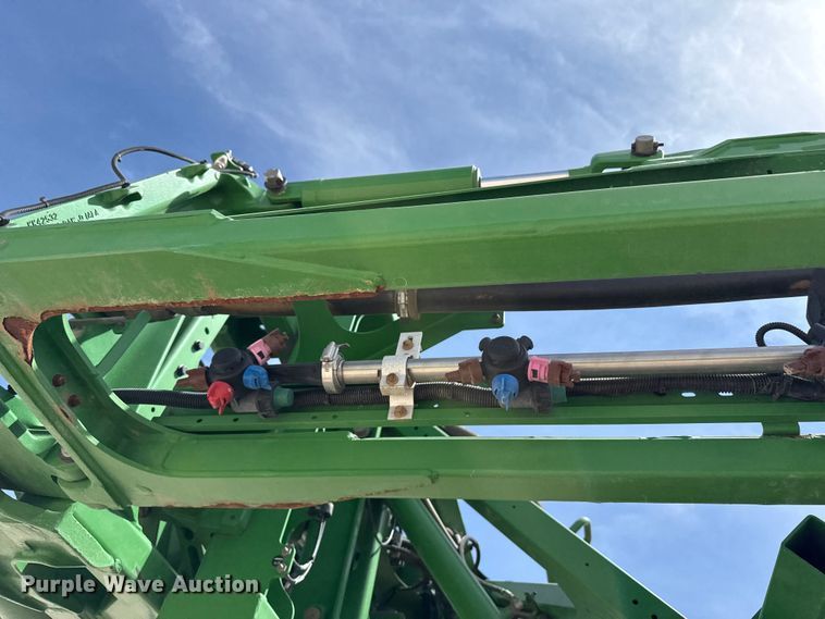 image for item DZ5363 2022 John Deere 412R sprayer