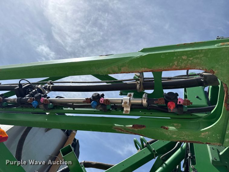 image for item DZ5363 2022 John Deere 412R sprayer