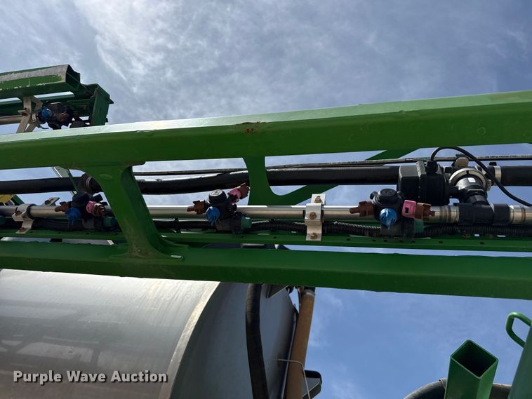 image for item DZ5363 2022 John Deere 412R sprayer