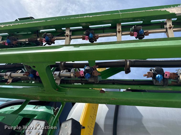 image for item DZ5363 2022 John Deere 412R sprayer